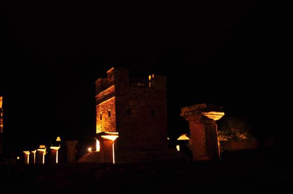 Iluminação noturna valoriza ainda mais as incríveis ruínas da Missão de Trinidad, no sul do Paraguai